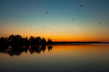 Obraz na płótnie Canvas Sunset on the lake