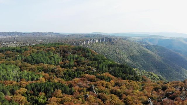 vue aérienne sur un paysage de forêt et de crête de montagne en automne