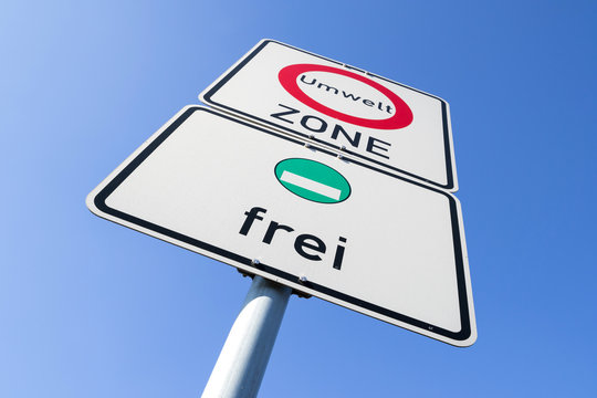 Deutsches Verkehrszeichen: Beginn eines Verkehrs&shy;verbots zur Verminderung sch&auml;dlicher Luftverunreinigungen in einer Zone, Freistellung mit gr&uuml;ner Plakette