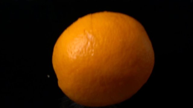 	Falling of orange in water. Slow motion.	