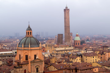 Fototapeta na wymiar Bologna, i suoi tetti e le sue torri pendenti, nella nebbia