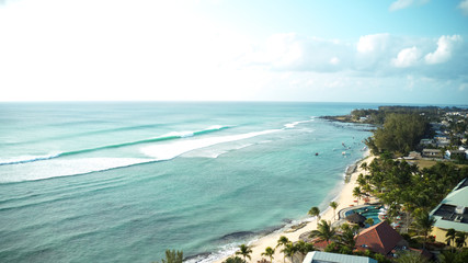 Luftbildaufnahme eines luxuriösen Hotelresorts auf Mauritius