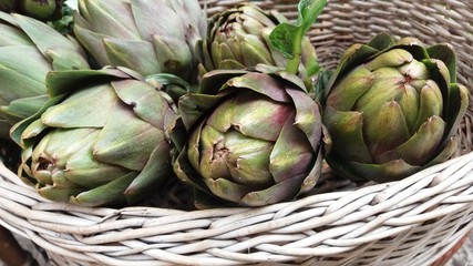 Fototapeta premium carciofi freschi di stagione nel cestino 