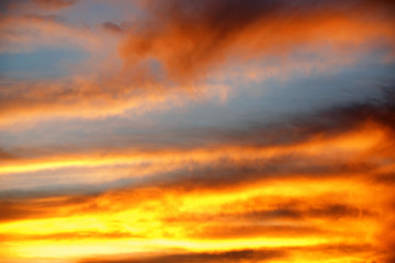 Fototapeta premium Dramatic sunset sky with pink and red clouds