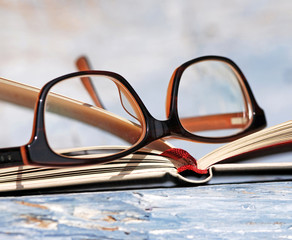 Open book with reading glasses - Aufgeschlagenes Buch mit Lesebrille 