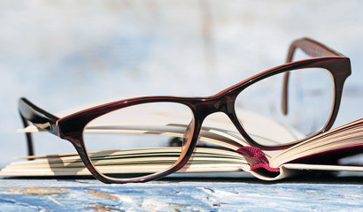 Open book with reading glasses - Aufgeschlagenes Buch mit Lesebrille 