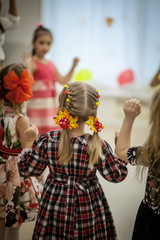 дети на детском празднике 