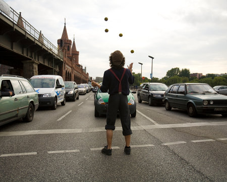 Juggler near  the Oberbaum bridge