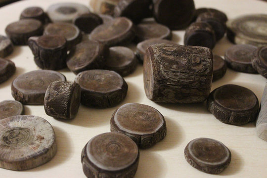 Driftwood round pieces for art and decoration
