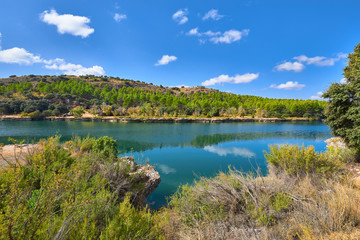 Fototapeta na wymiar Vista Paisaje de la Laguna La Lengua en el Parque Natural de las Lagunas de Ruidera, Albacete, Castilla La Mancha, España