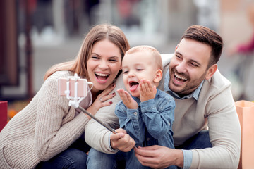 Obraz premium Happy family took photos