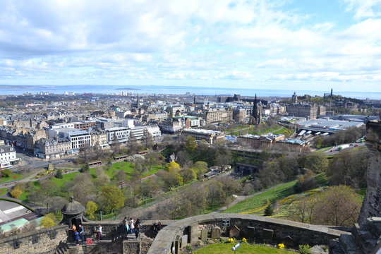 вид из Эдинбургского замка на  Принсес Стрит Гарден, Принсес Стрит и северную часть Эдинбурга