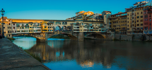 Ponte vecchio a Firenze (toscana, italia) al tramonto, vista laterale