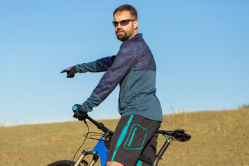 Obraz premium Cyclist in shorts and jersey on a modern carbon hardtail bike with an air suspension fork