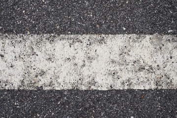 Fototapeta premium ASPHALT TEXTURE WITH WHITE SEPARATION LINE / TOP VIEW / FOR BACKGROUND.