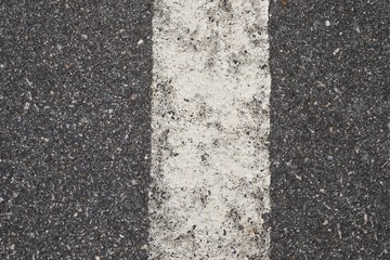 Fototapeta premium ASPHALT TEXTURE WITH WHITE SEPARATION LINE / TOP VIEW / FOR BACKGROUND