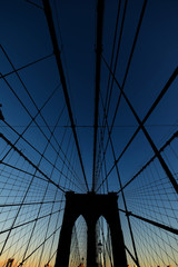 Obraz premium SILHOUETTE BROOKLYN BRIDGE IN NEW YORK CITY, USA