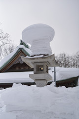 灯籠の上に降り積もったキノコ雪