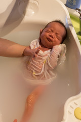 沐浴をする赤ちゃん
