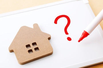 家の質問　Question mark and house image
