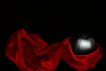 黒リンゴと赤布 black apple and red cloth 2