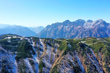 日本アルプス　初雪後の蝶ヶ岳と周辺の山々