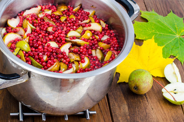 Cooking  fresh pear and cranberry