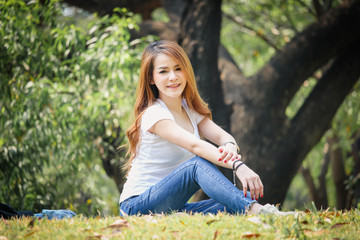 Obraz premium Portrait Asian woman wearing a T-shirt and jeans. Are happy in the public park