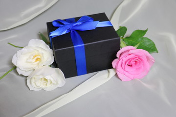 プレゼント(黒箱,青リボン)とバラ(白,ピンク) present with white and pink roses