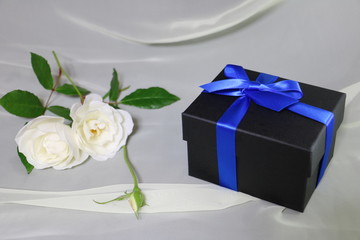 プレゼント(黒箱,青リボン)と白バラ present with white rose