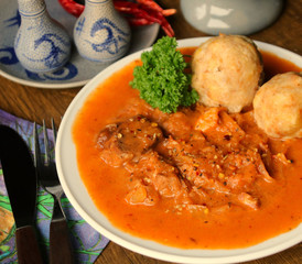 Szegediner Gulasch  mit semmemklödel