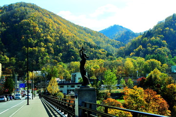 Fototapeta premium 北海道、札幌市、定山渓温泉の紅葉の風景