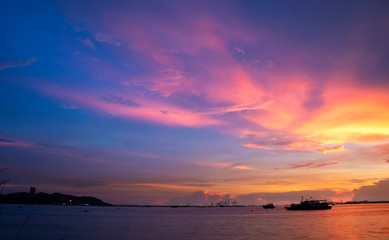 Obraz na płótnie Canvas Sunset over the sea with colorful sky backgroud
