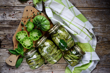 vasi di pomodori verdi conservati