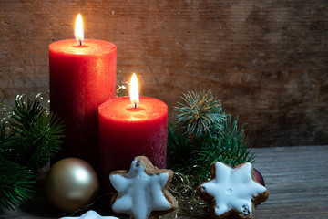 Traditionelle Weihnachtsdekoration mit rot, gold und grün