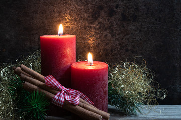 Rote Kerzen mit Gold und Zimtstangen