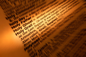 Obraz premium CLOSE UP OF DICTIONARY PAGE SHOWING DEFINITION OF THE WORDS HOLY GRAIL