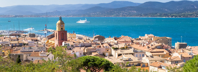 Panorama de Saint-Tropez sur la côte d'Azur, France - obrazy, fototapety, plakaty