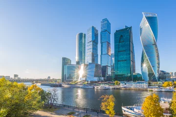 Türaufkleber Moskauer City Skycraper, Moscow International Business Center zur Herbstzeit mit Moskwa, Russland. © Kalyakan