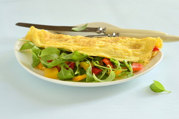 Omelet stuffed from arugula, sweet pepper