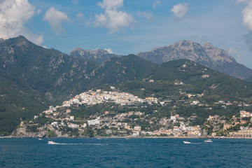 Fototapeta na wymiar Villaggio sulla costiera Amalfitana in Campania