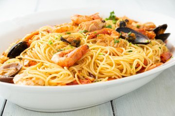 Spaghetti con salsa di pomodoro e frutti di mare
