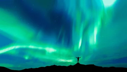 Foto op Aluminium Noorderlicht Aurora borealis met silhouet staande man op de berg. Vrijheid reiziger reis concept