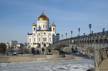Fototapeta na wymiar Winter view of the Cathedral of Christ the Saviour and the Patriarchal bridge on a Sunny day. Moscow, Russia