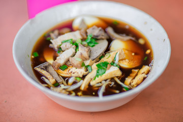 Rice Noodle Soup with pork spare ribs, a wide variety of dishes and seasonings from the inside (pork, liver, coriander), blanched together and seasoned, makes the taste better.