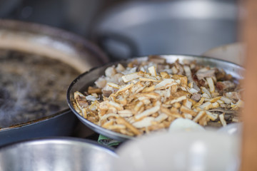 The background of the ingredients for cooking (eggs, tofu, liver, lard, coriander) are seasoned in seasoning, mellow and delicious to eat.