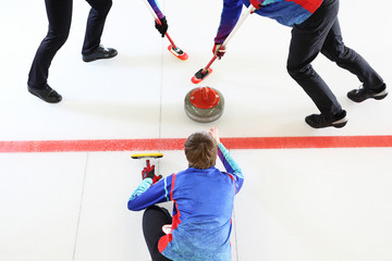 Fototapeta Curling. Precyzyjna gra zespołowa. obraz