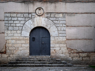 Fototapeta na wymiar old wooden door in the wall