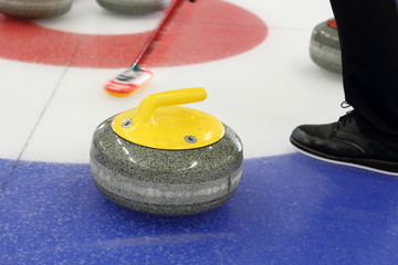 Granitowe kamienie do gry w curling. - obrazy, fototapety, plakaty