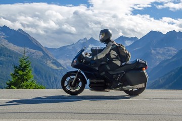 Fototapeta premium Motocykliści na Gerlospassstraße